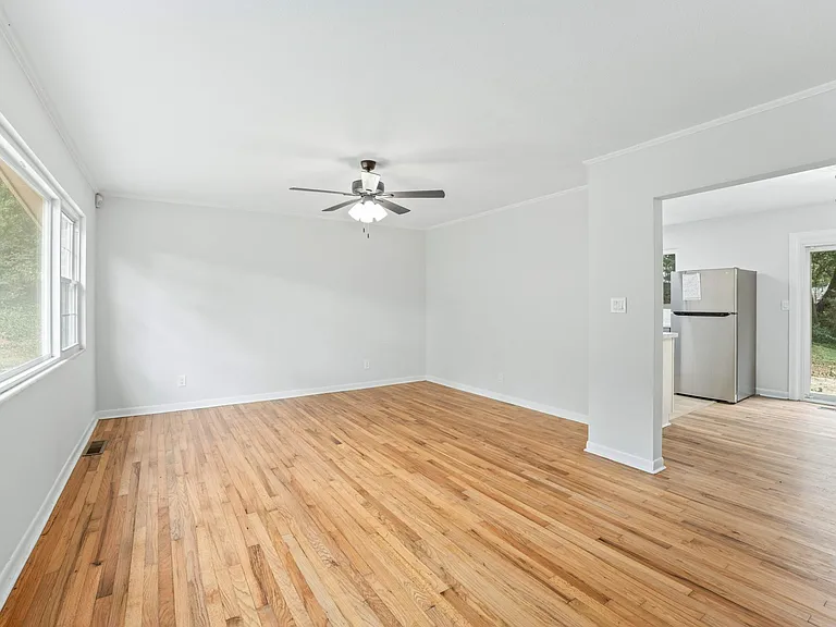 1325 Sharon Rd — Photo 2