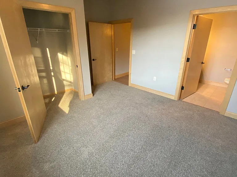 Delafield Lakes Apartments — Photo 4