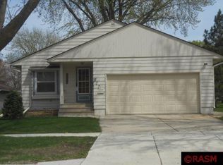 817 S Galbraith St, Blue Earth, MN 56013