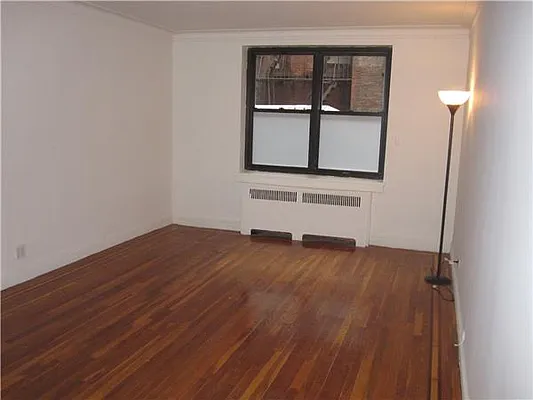 Rented by Siderow Residential Group | media 8