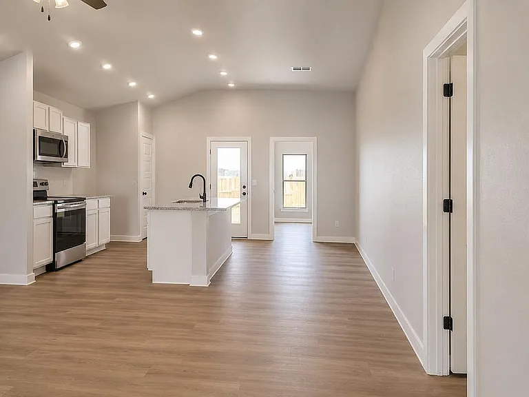 2416 Goldfinch Rd — Photo 4