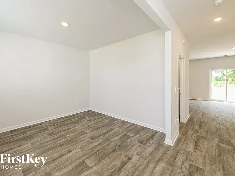 196 Greenwich Dr — Photo 4