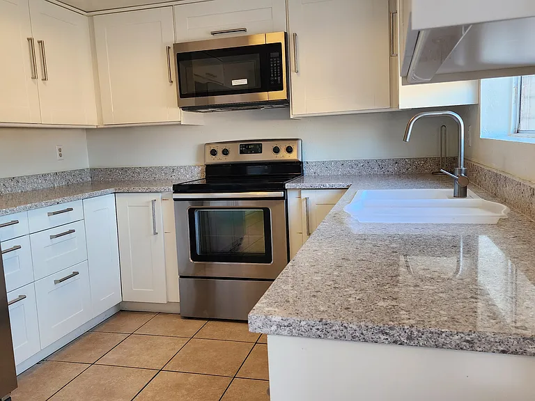 121 W Loma Vista Dr #101 — Photo 18