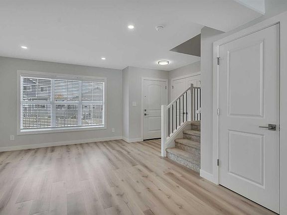 4th image of 129 E Gray Close