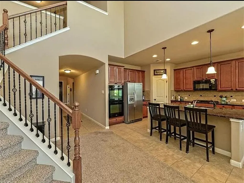 6 bed, 3299 sqft, $3,100 — Photo 4