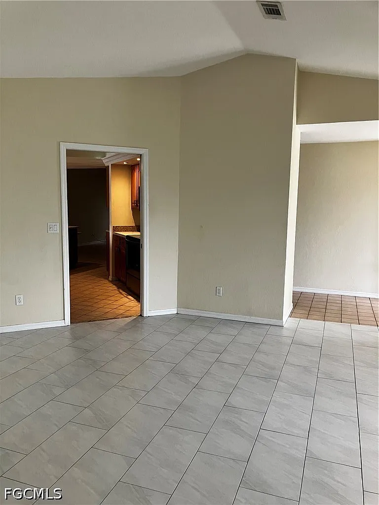 3 bed, 2.0 bath, 1992 sqft, $3,000 — Photo 3