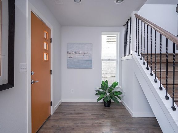 3rd image of 714 Mariposa St