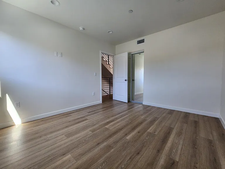 1147 N Kenmore Ave — Photo 6
