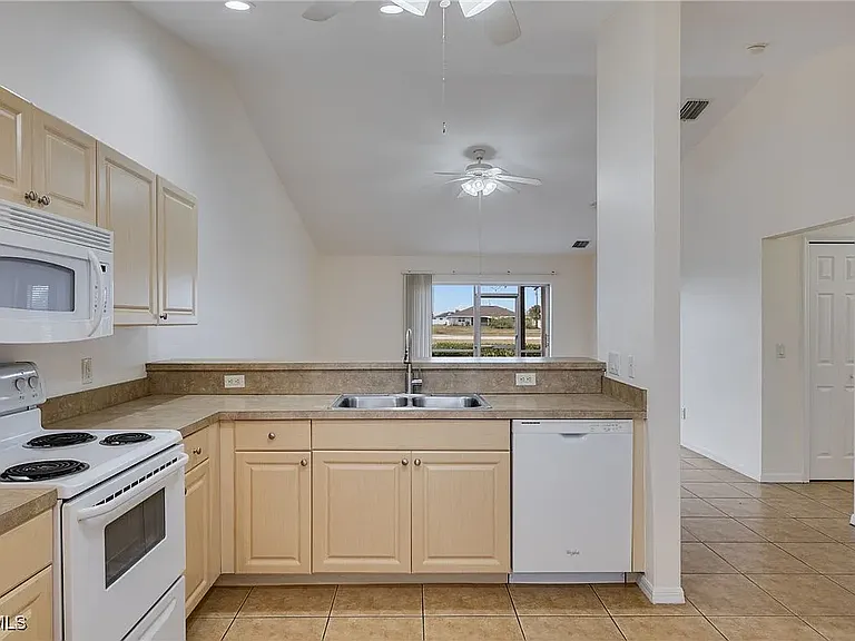 2221 NE 15th Ln — Photo 10