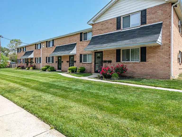 Warwick Terrace Apartment Homes — Photo 9