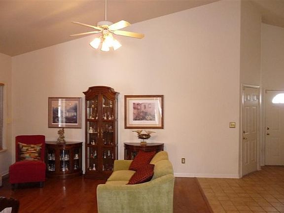 4th image of 190 Tamarack Dr