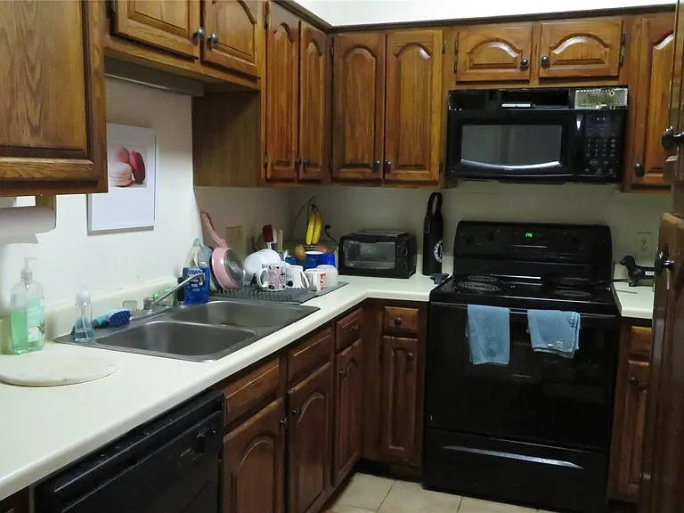 1910 Robbins Pl #202 — Photo 3