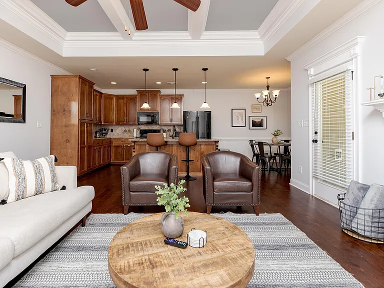 Spacious Living room w/TV streaming