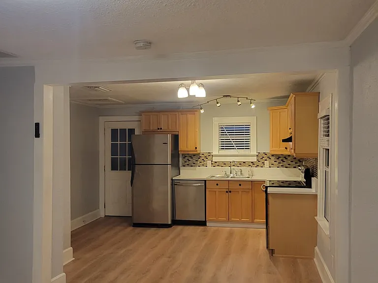1420 Highland St N — Photo 20