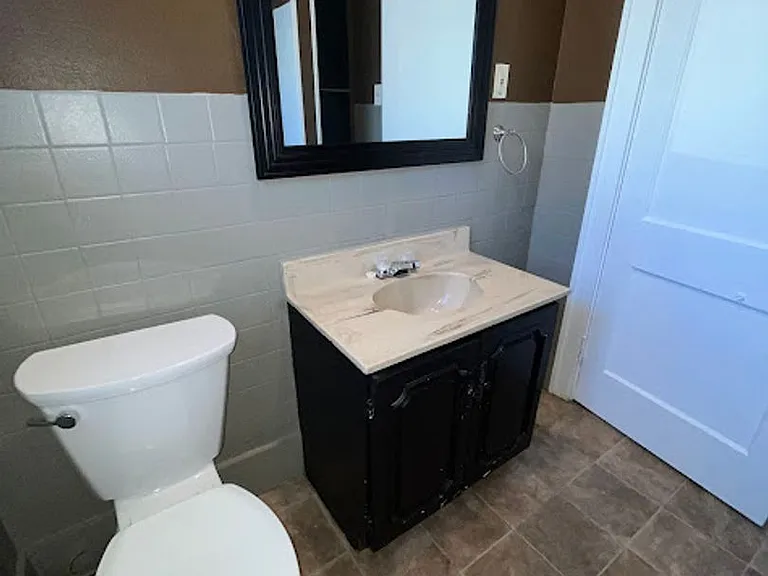 455 Allenford St — Photo 9