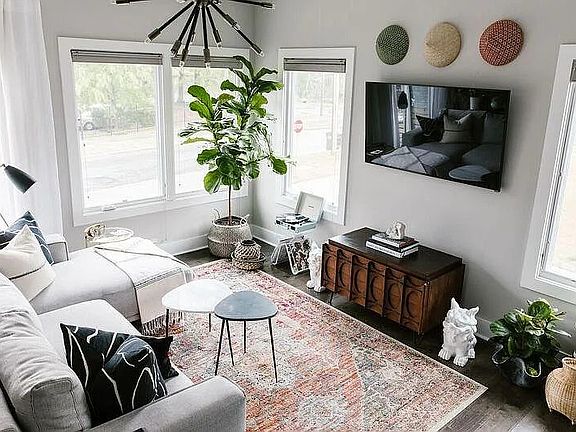 Sunlit living room (second floor)
