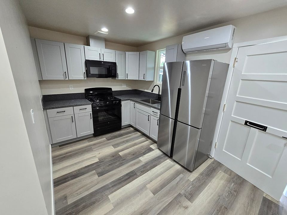 1st image of 24 W Dunlop St W #2222