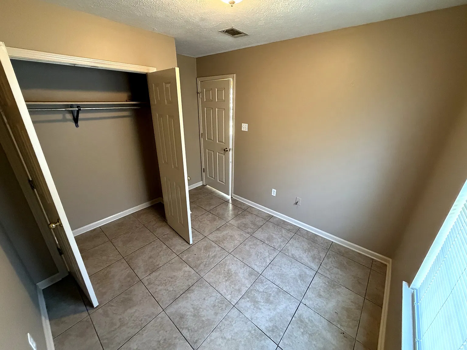 3 bed, 1100 sqft, $1,350 — Photo 3