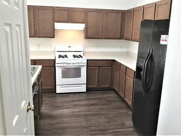 3 bed, 2.0 bath, 1835 sqft, $2,045 — Photo 2