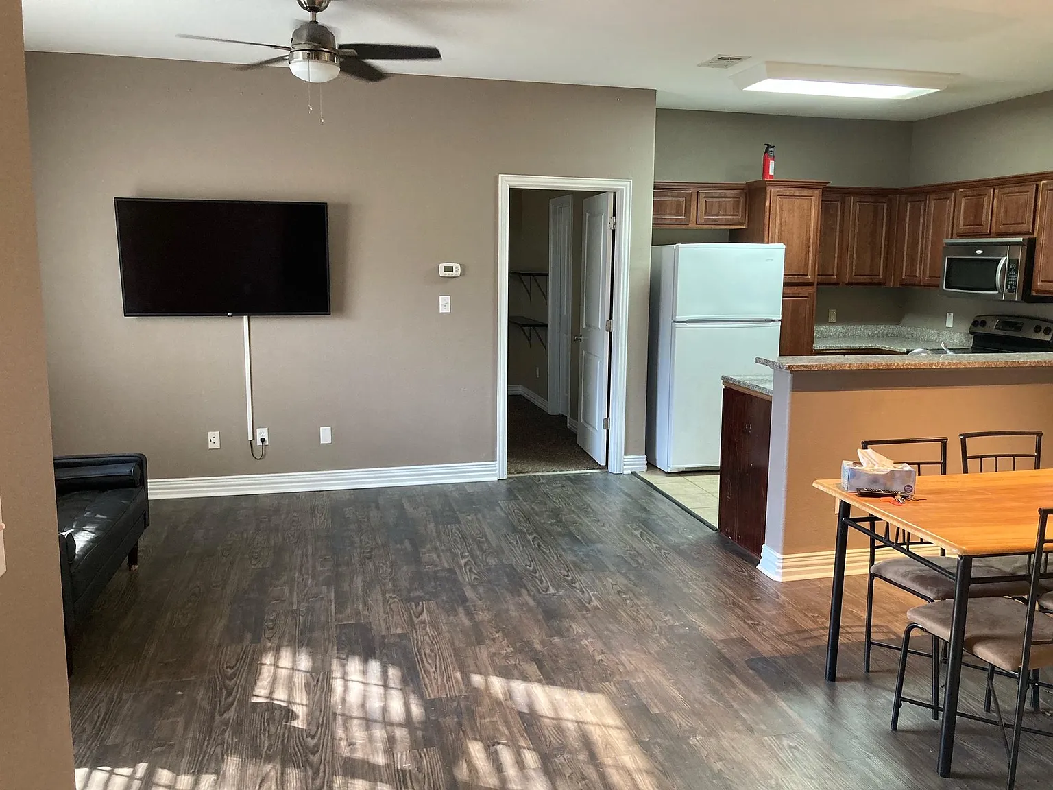 4 bed, 4.5 bath, 1600 sqft, $1,799 — Photo 4