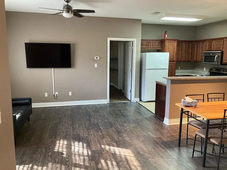 514 E Brockett St — Photo 4