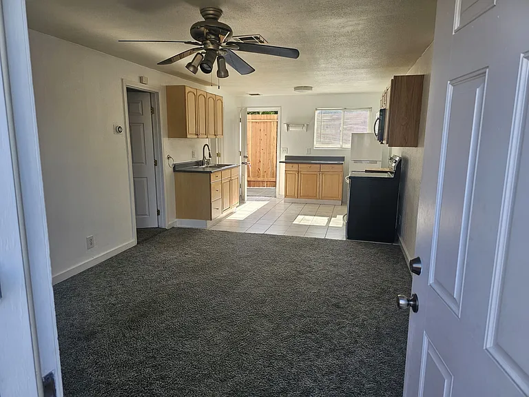 982 Kern Ct — Photo 2