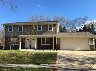 6722 Hill Ridge Dr, Greendale, WI 53129