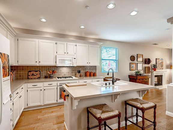 3rd image of 1134 Beachwood Way