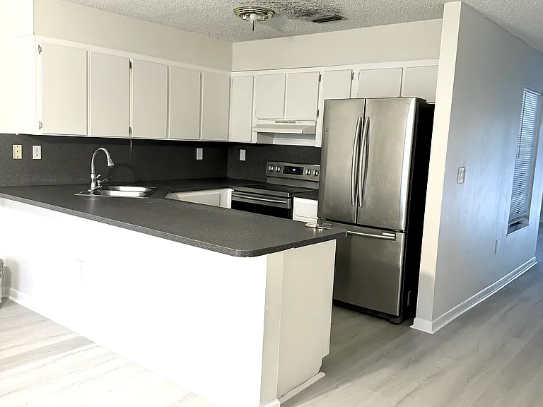812 SW 10th St — Photo 7