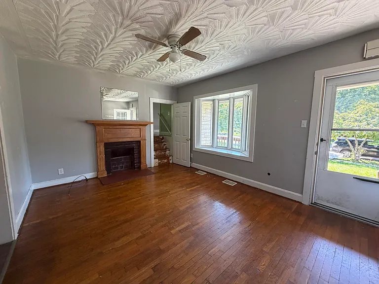 135 Clyde St — Photo 3