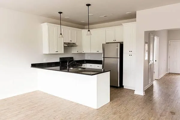 2 bed, 1140 sqft, $1,300 — Photo 3