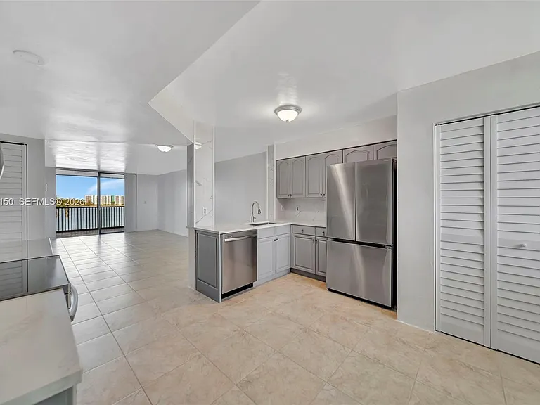117 Lake Emerald Dr #408 — Photo 3