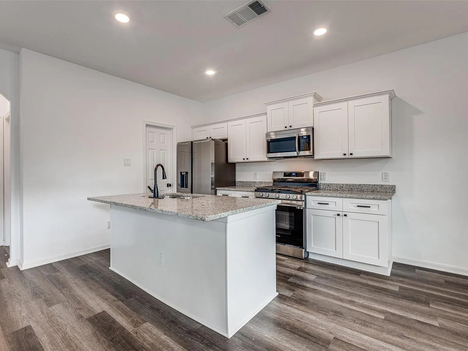 3 bed, 2.5 bath, 1650 sqft, $2,300 — Photo 4