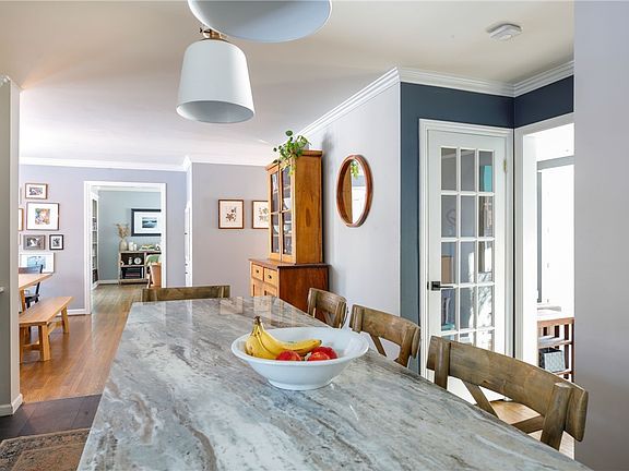 4th image of 40 Pickwick Dr