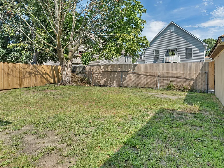 21-23 Waverly St — Photo 32
