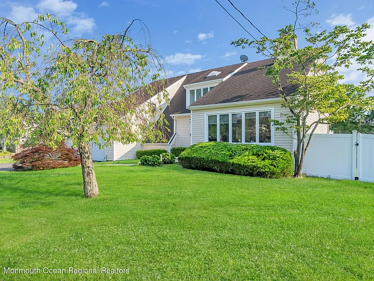 45 Roslyn Ct — Photo 35