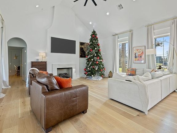 3rd image of 1216 Rainbow Ln