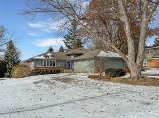 210 Park Crest Dr, Freeport, IL 61032