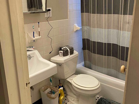 4th image of 1125 W 28th St APT 6