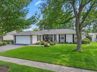 577 Lowestoft Ln, Elk Grove Village, IL 60007