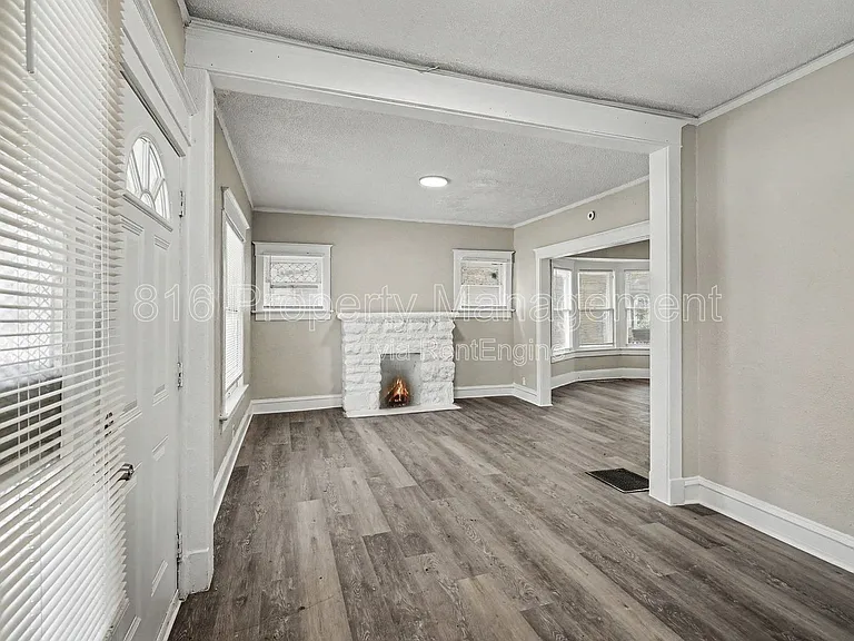 3205 E 31st St — Photo 2
