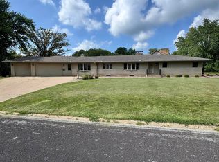 501 Crestwood Dr, Eureka, IL 61530
