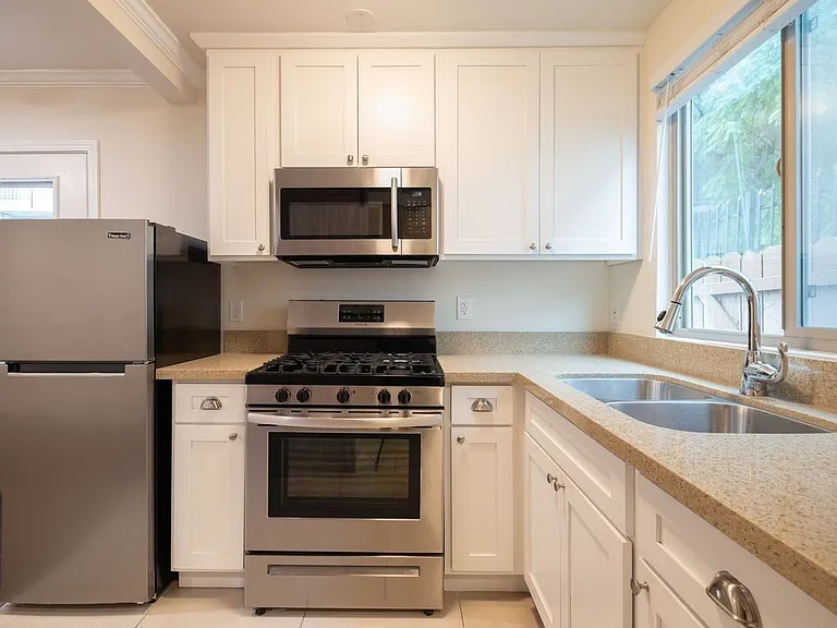 1222 W 39th St #16 — Photo 10