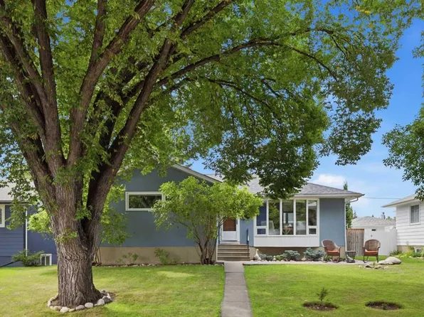 23 Winslow Cres SW, Calgary, AB T3C 2R2