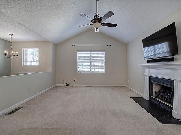 4th image of 299 Browning Cir