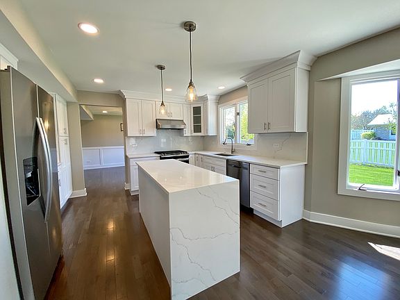3rd image of 18908 Meadow Creek Dr