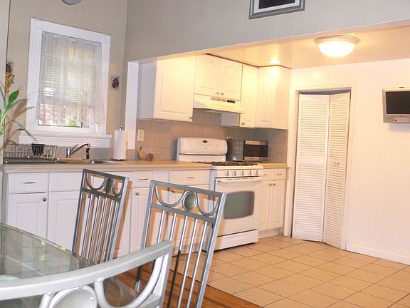 Eat-In-Kitchen w/Sep Dining Area
