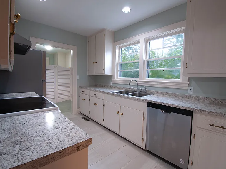 134 Lausanne Dr — Photo 4