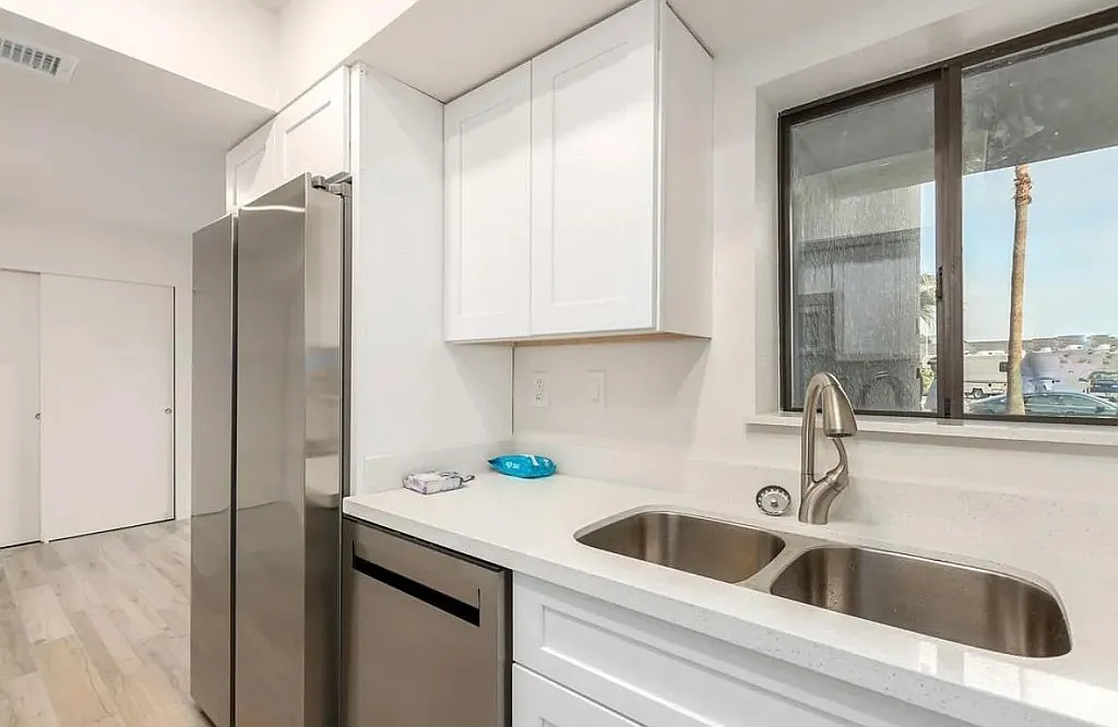 Completely remodeled 2 bedroom 2 bath luxury Condo no steps — Photo 3