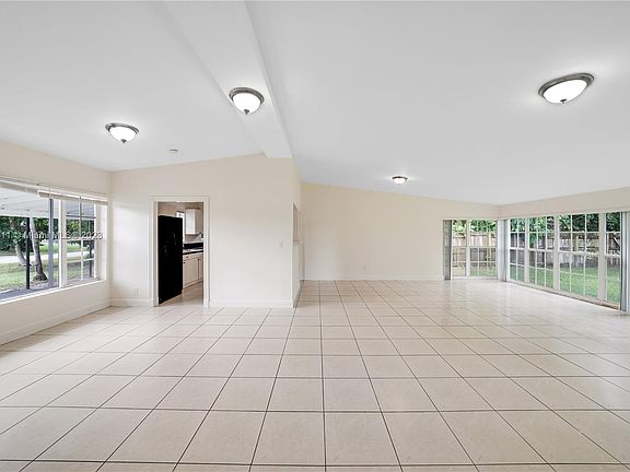 4th image of 20211 NE 15th Ave